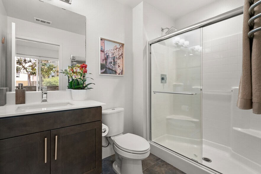 Ensuite Full Bathroom w/ Walk-in Shower - 1651 Topanga