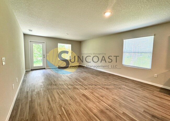 Building Photo - Luxury Home & Free to Apply!