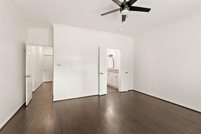 Building Photo - 304 E Golden Arrow Cir