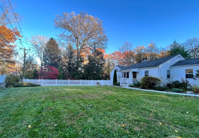 Building Photo - 158 Jelliff Mill Rd