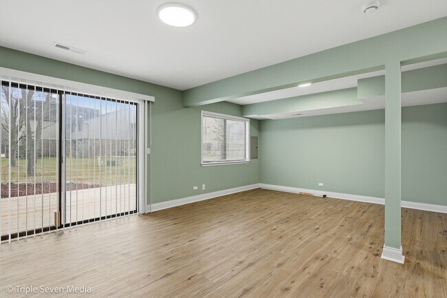 Building Photo - 777 E Golfview Dr