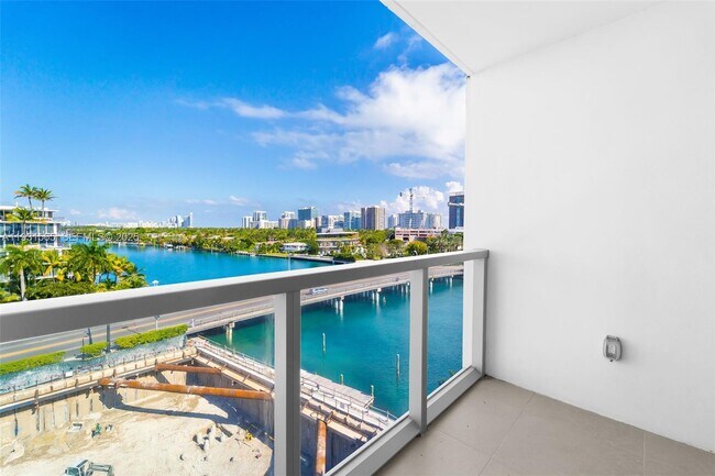 Building Photo - 9521 E Bay Harbor Dr