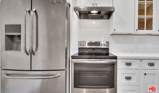 Building Photo - 100 S Doheny Dr