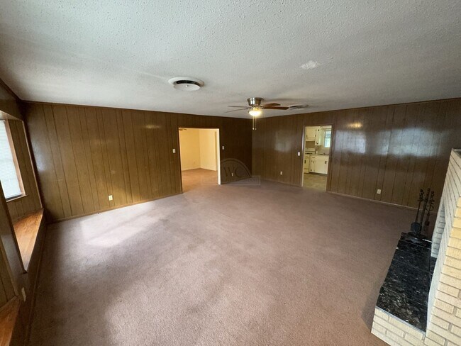 Building Photo - 208 Oak St