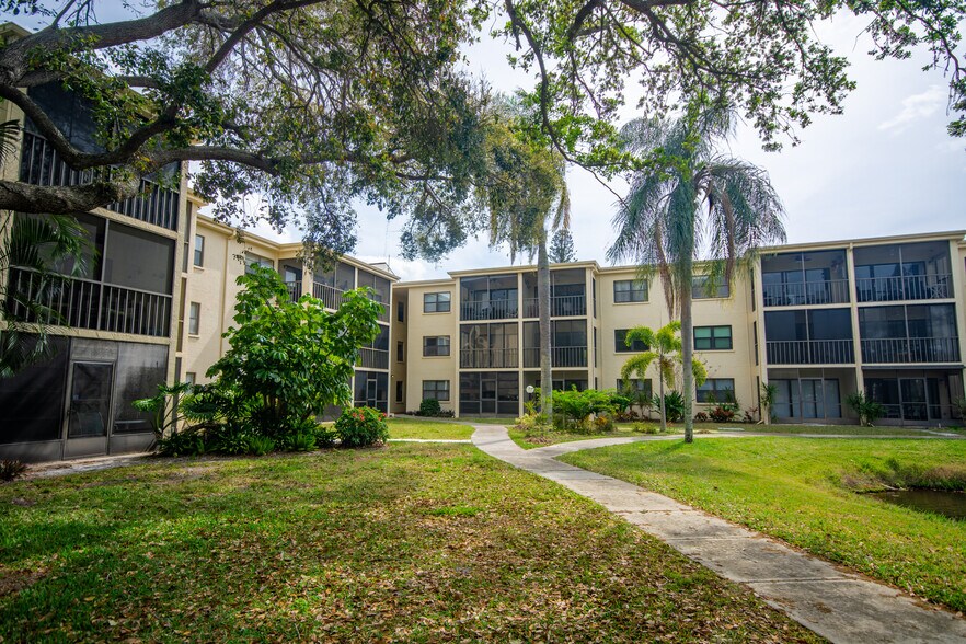 Building Photo - 305 30th Ave W