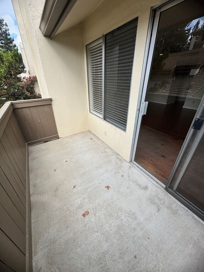 Building Photo - 1 Bed/1 Bath in Gated Community Condo