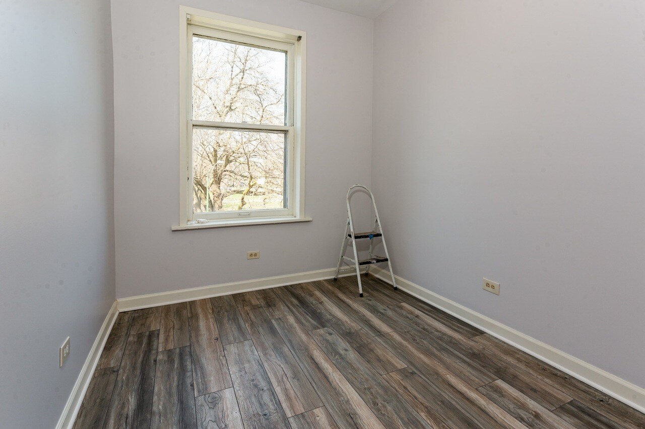 Building Photo - 1427 E 69th Pl