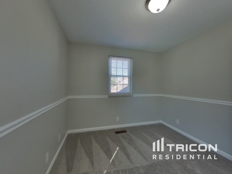 Building Photo - 802 Bexhill Ct N
