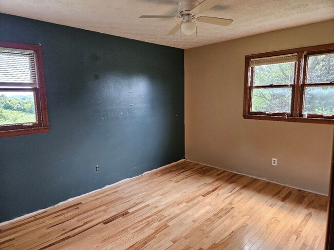 Building Photo - Cumberland Gap / Harrogate 37724 - Horse Friendly, 4 bedroom, 2 bath home with stable - Contact B...