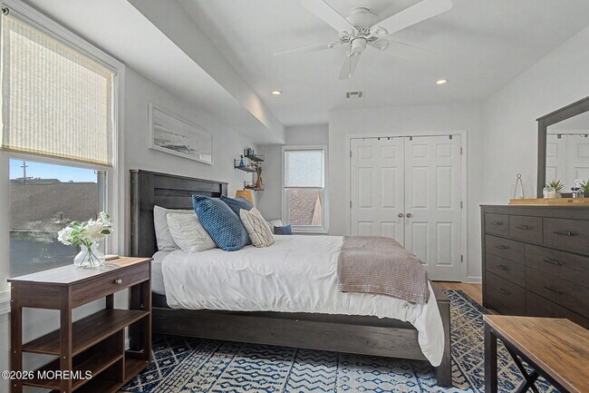 Building Photo - 10 Center St