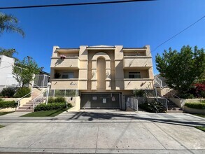 Building Photo - Upgraded condo w/new carpet, dual patios +...