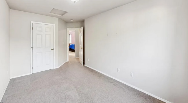 Building Photo - 1340 NW Redwing Dr