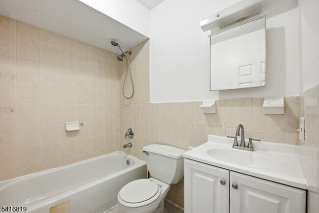 Building Photo - 44 1/2 3rd Street Unit