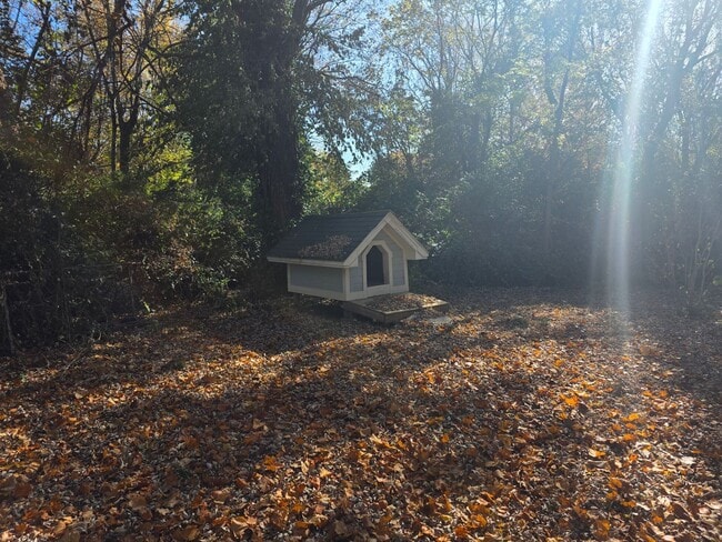 Building Photo - Charming 3 bedroom close to campus and I49