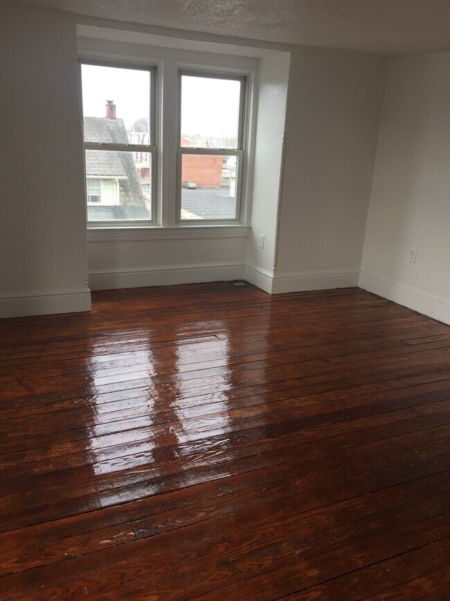 Building Photo - 5 Bedroom, 1 Bath, Parking-York City SD