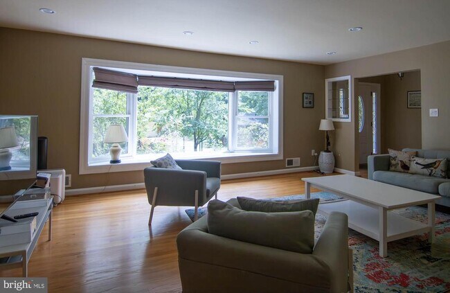 Building Photo - 2205 Parker Ave