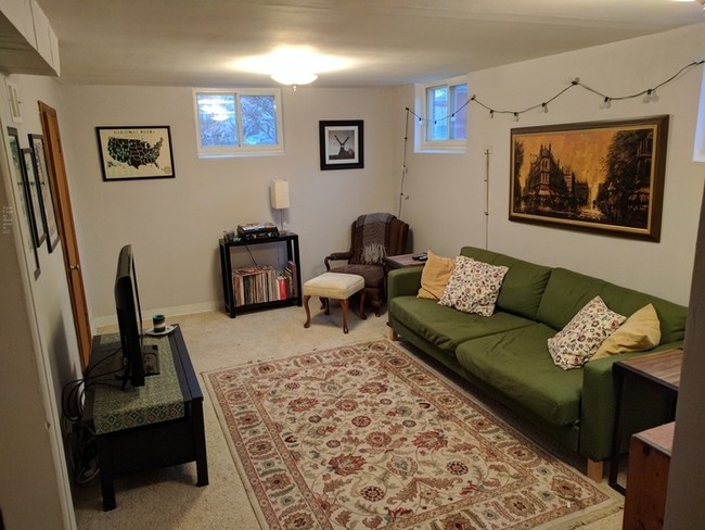 Building Photo - Spacious Sunnyside Garden-Level Apartment