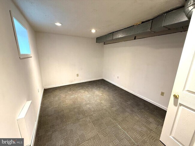 Building Photo - 553 Monet Dr