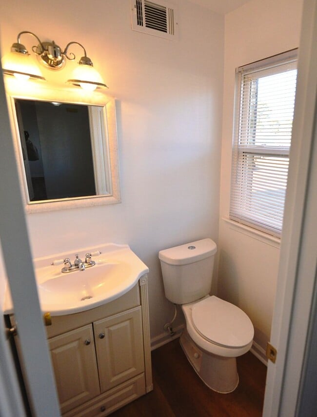 Building Photo - 6 Bedrooms-Little Neck Area