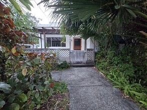 Building Photo - 940 Bay St NE