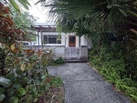 Building Photo - 940 Bay St NE