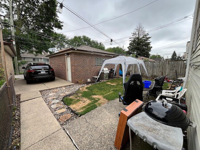 Building Photo - 5126 W Cullom Ave