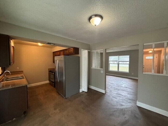 Building Photo - Lovely 3 Bedroom, 2 Bathroom Home in the Heart of Deltona!!