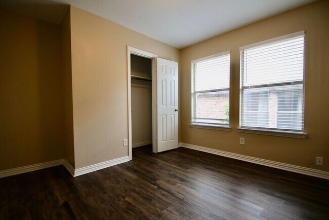 Building Photo - Stunning 3/2 Duplex in West Fort Worth — Granite Kitchen, Garage & Fenced Yard!
