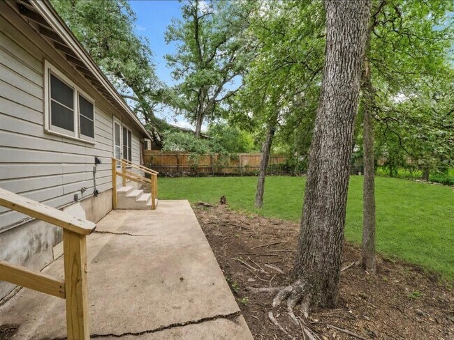 Building Photo - 6208 Walnut Hills Dr