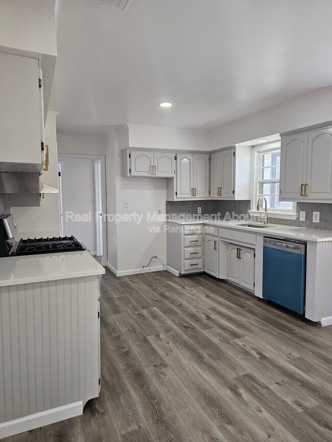 Building Photo - 1030 N Hickory Ave