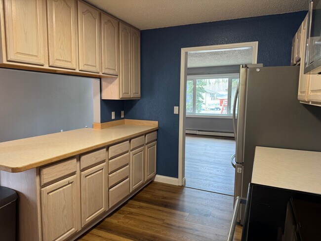 Building Photo - Spacious home / 2 car garage / No pets sorry