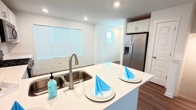 Building Photo - 435 Lakeshore Ct