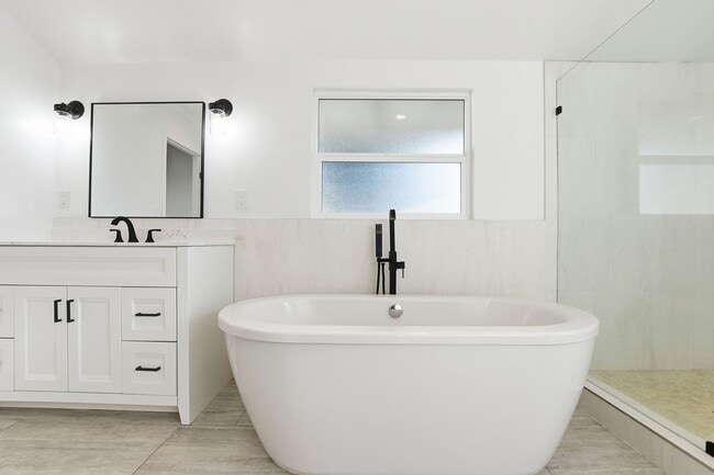 Building Photo - Fully Renovated Home in University City!