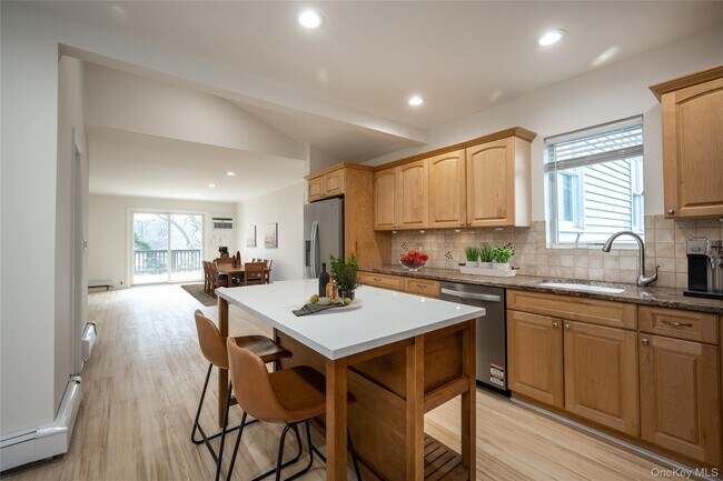 Building Photo - 14 Deane Pl