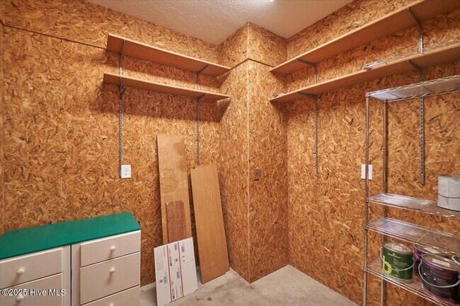 Building Photo - 11 Cardinal Dr
