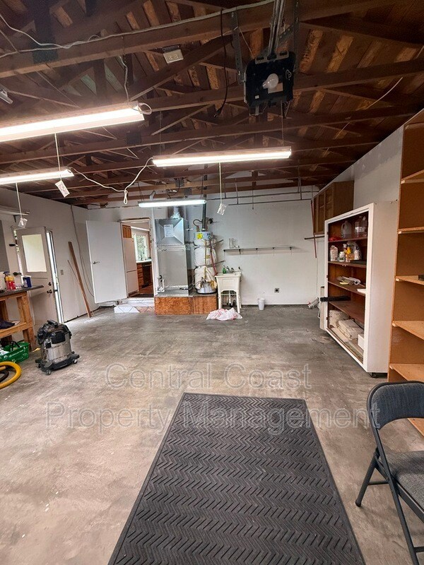 Building Photo - 9465 Valley Oak Way