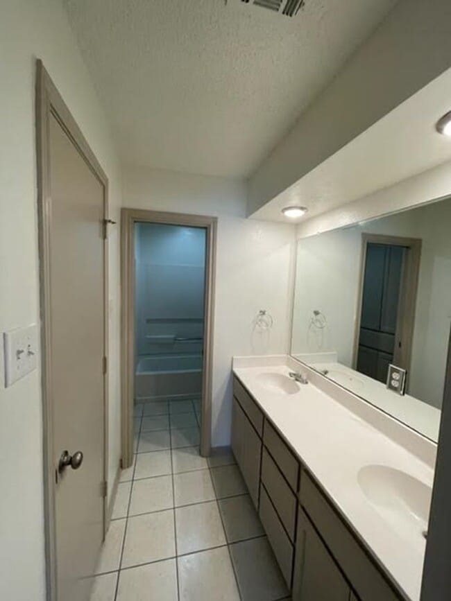 Building Photo - 928 Briar Dr