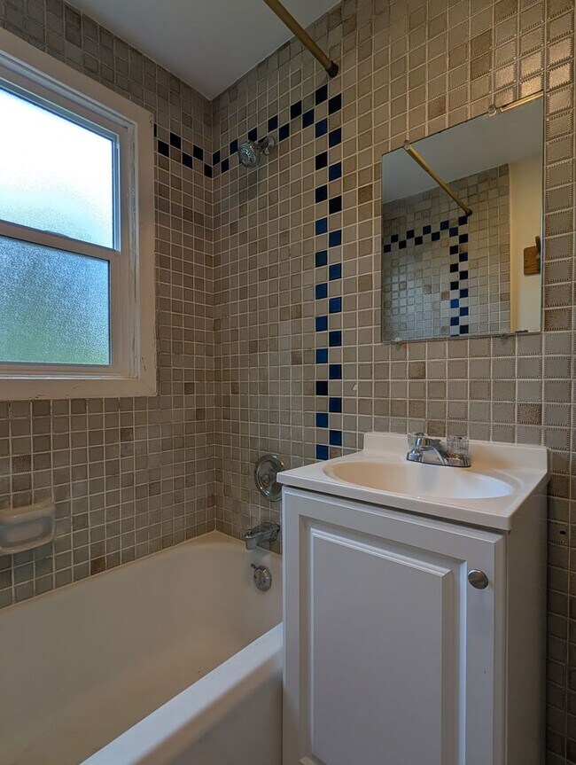 Building Photo - Great 2 bed/1 bath with tons of character!