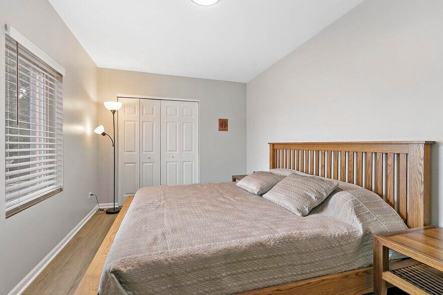 Building Photo - 931 W Glen Flora Ave