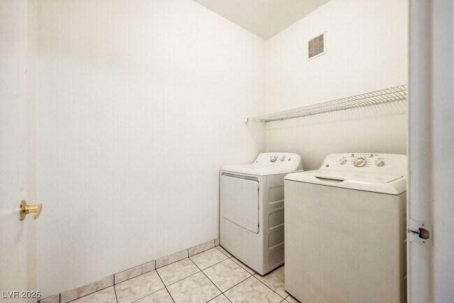 Building Photo - 5650 E Sahara Ave