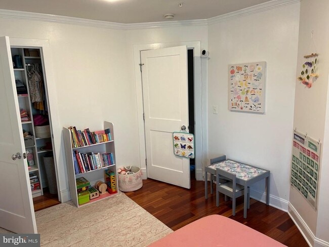 Building Photo - 820 W Glebe Rd