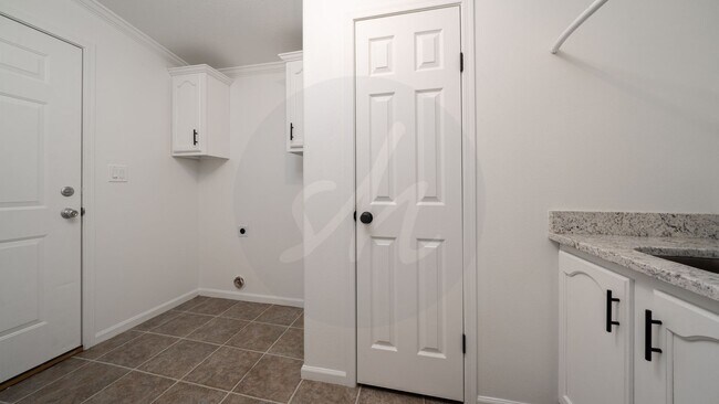 Building Photo - Spacious 4 Bedroom Near Woodman & Black Fo...