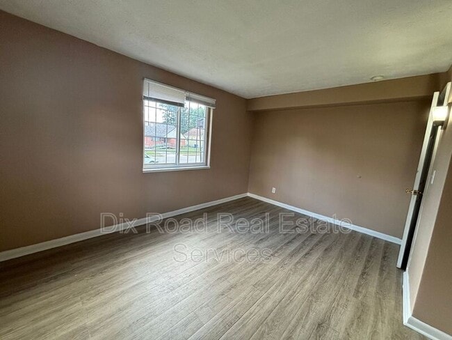 Building Photo - 165 Basswood Ave