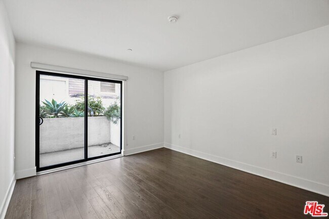 Building Photo - 11811 Darlington Ave