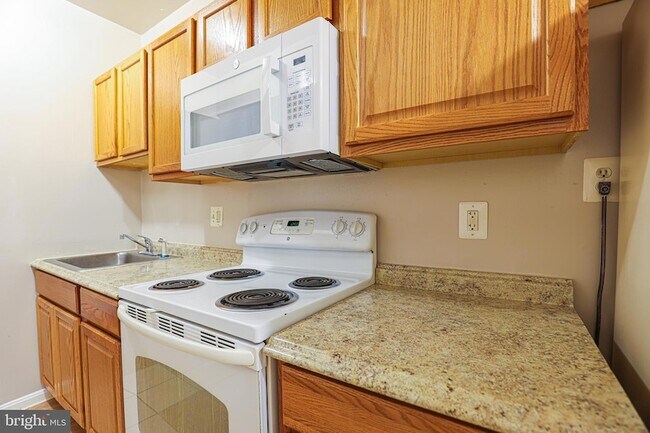 Building Photo - 1633 E Street NE Unit 3