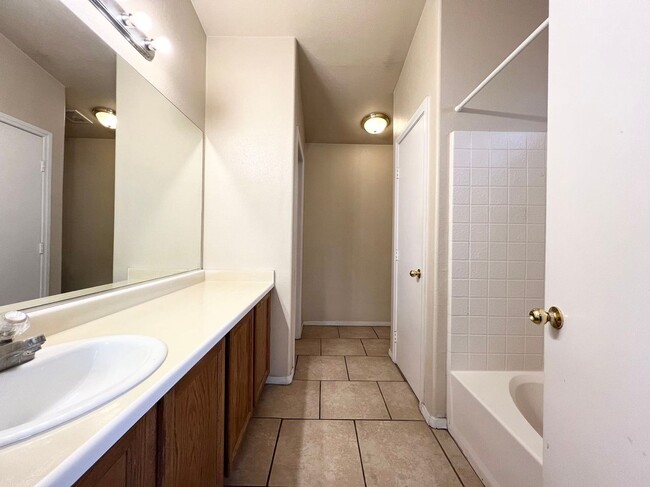 Building Photo - Beautiful 2 story single family house