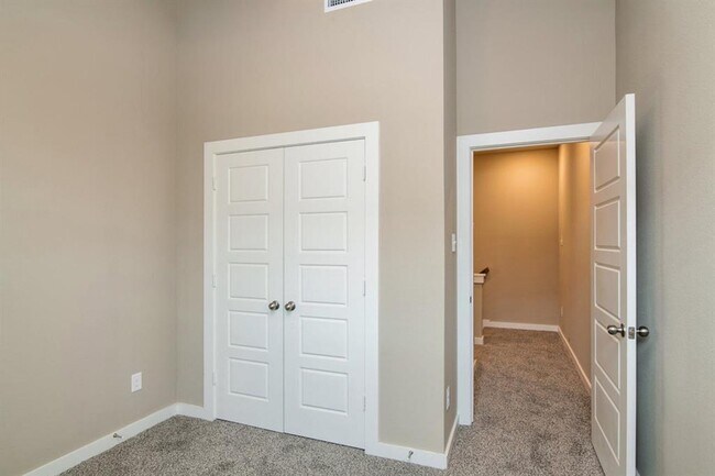 Building Photo - 605 Harvest Moon Dr