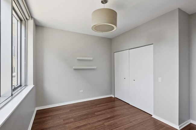 Building Photo - 123 S Green St