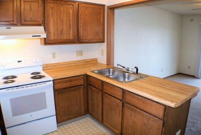 Building Photo - $1100 | 2 Bedroom, 1 Bathroom Condo | Cat ...