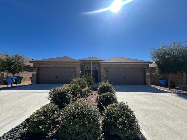 Building Photo - Luxury 3/2 Duplex in Seguin, Texas